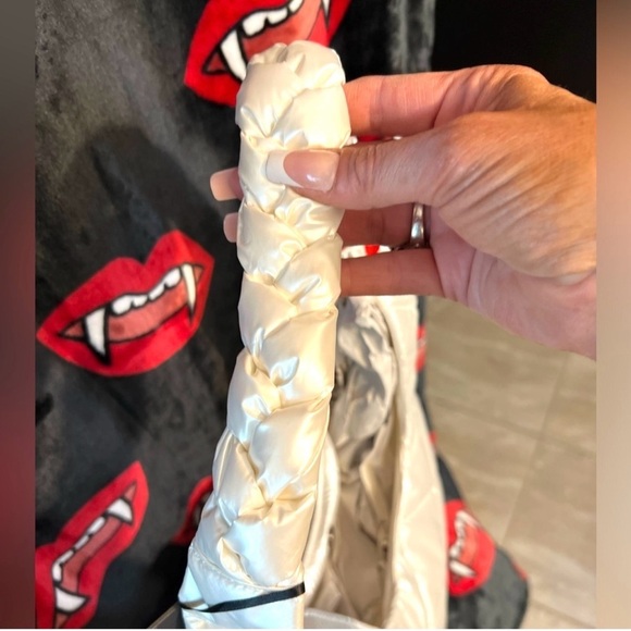 ❤️❤️NWT-HOUSE OF HARLOW 1960 WHITE/ PEARL QUILTED PUFFER HOBO SET❤️❤️ - Picture 10 of 14